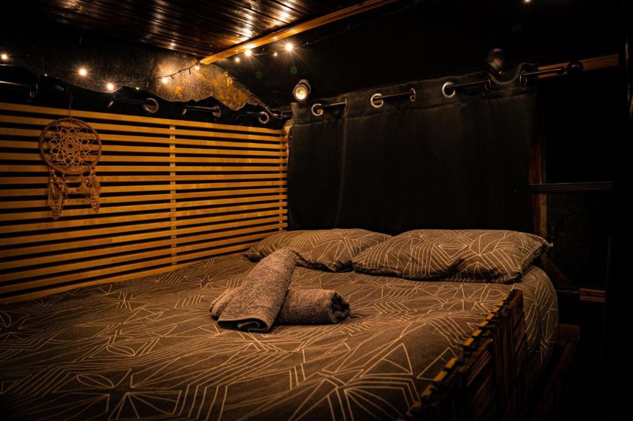 - Magic Bus - Otel Klorakas Dış mekan fotoğraf